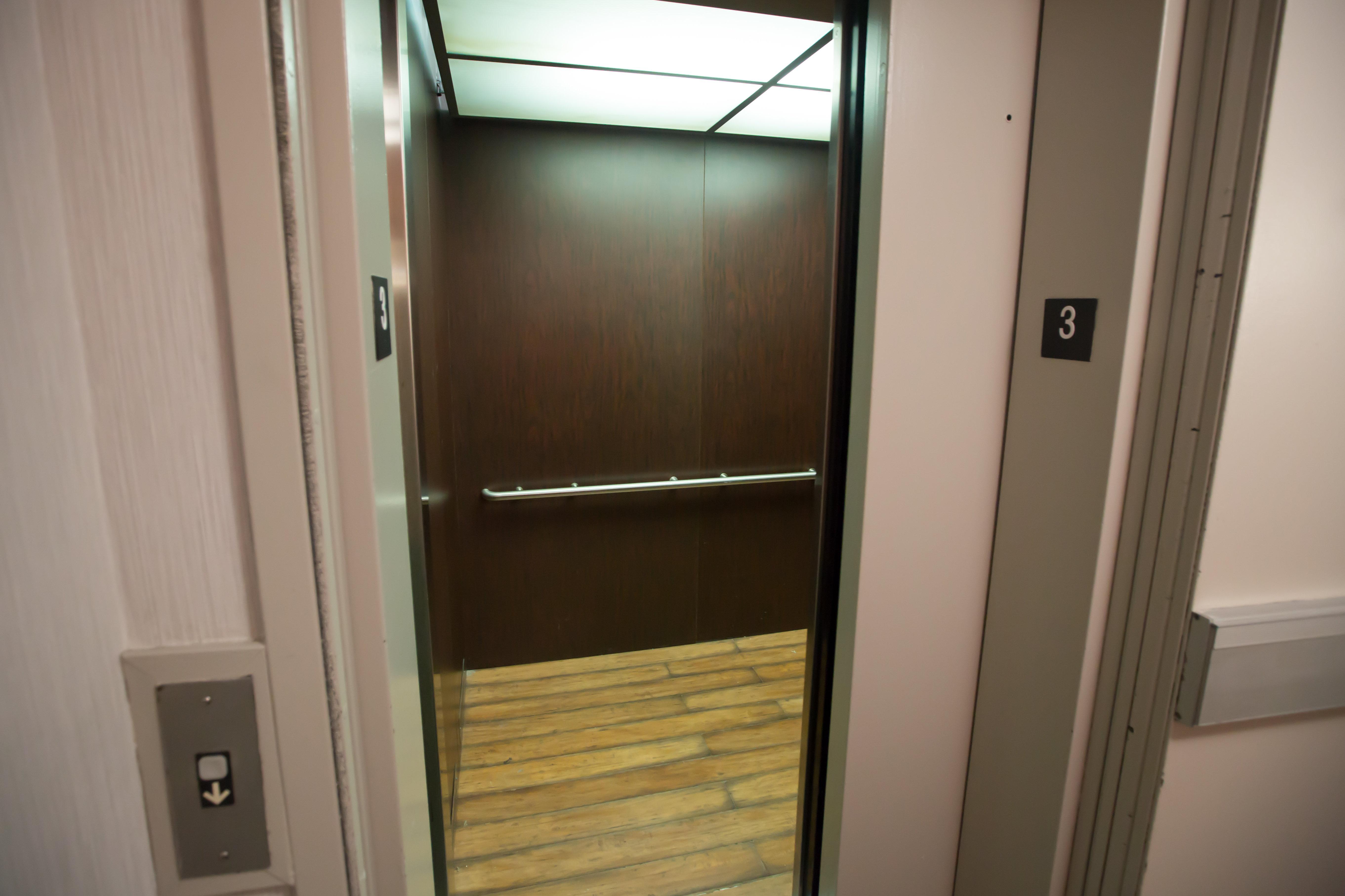 Holiday Inn Express Hotel & Suites Madison By Ihg Eksteriør billede