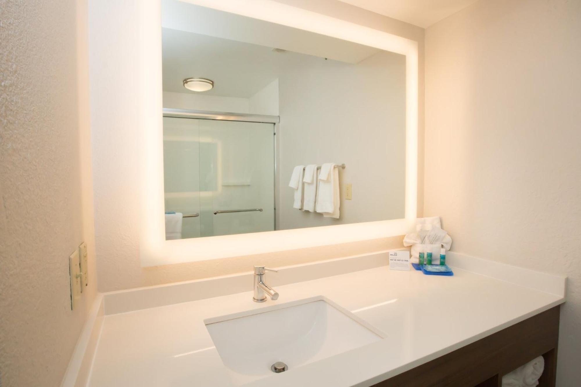 Holiday Inn Express Hotel & Suites Madison By Ihg Eksteriør billede
