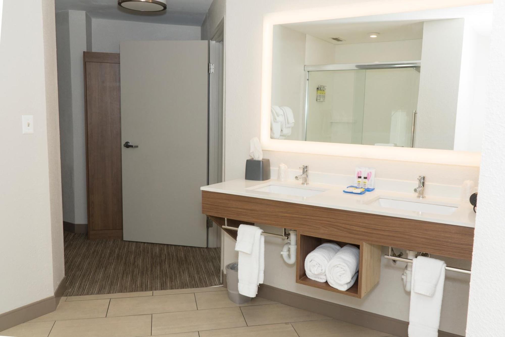 Holiday Inn Express Hotel & Suites Madison By Ihg Værelse billede